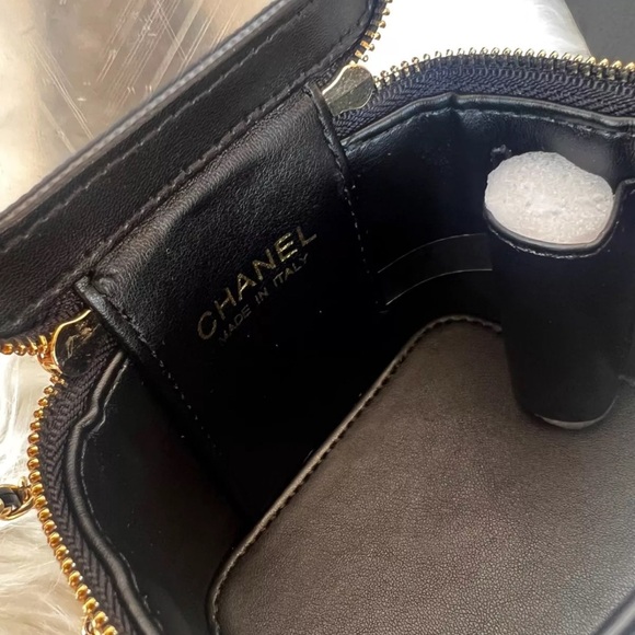 Black Quilted mini vanity with Gold chain
🖤🖤🖤🖤 - Picture 4 of 9